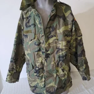 Chaquetón militar y saco de dormir camuflaje
