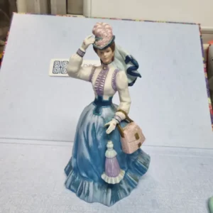 Figura de porcelana mujer vestida azul