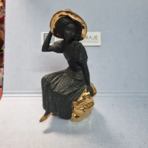 Figura mujer cerámica negra y dorada. 40 cm de alt