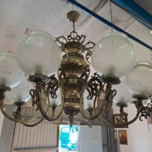 Lámpara bronce 8 luces estilo antiguo.