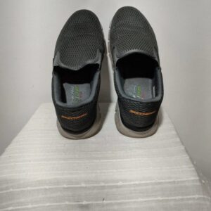 Zapatos Skechers.