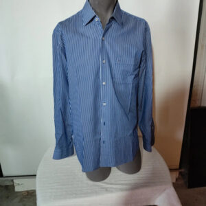 Camisa de rallas azul y blanca
