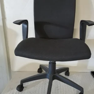 Silla de oficina negra