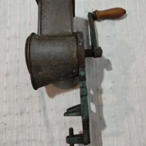 Rallador antiguo de cocina con pinza