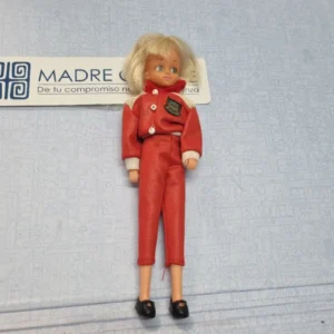 Muñeca Chavel con traje rojo