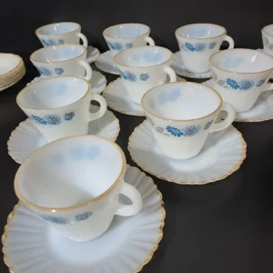 Tazas de porcelana y platillos