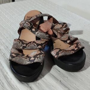 Sandalias serpiente marrón y rosa