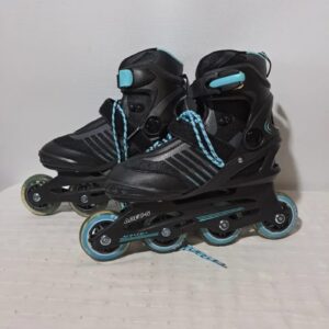 Patines en línea negros y turquesa
