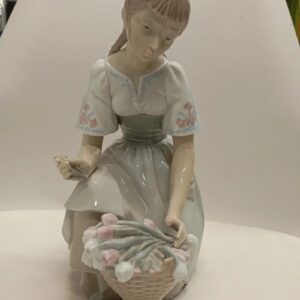 Figura Lladró Doncella con Tulipanes